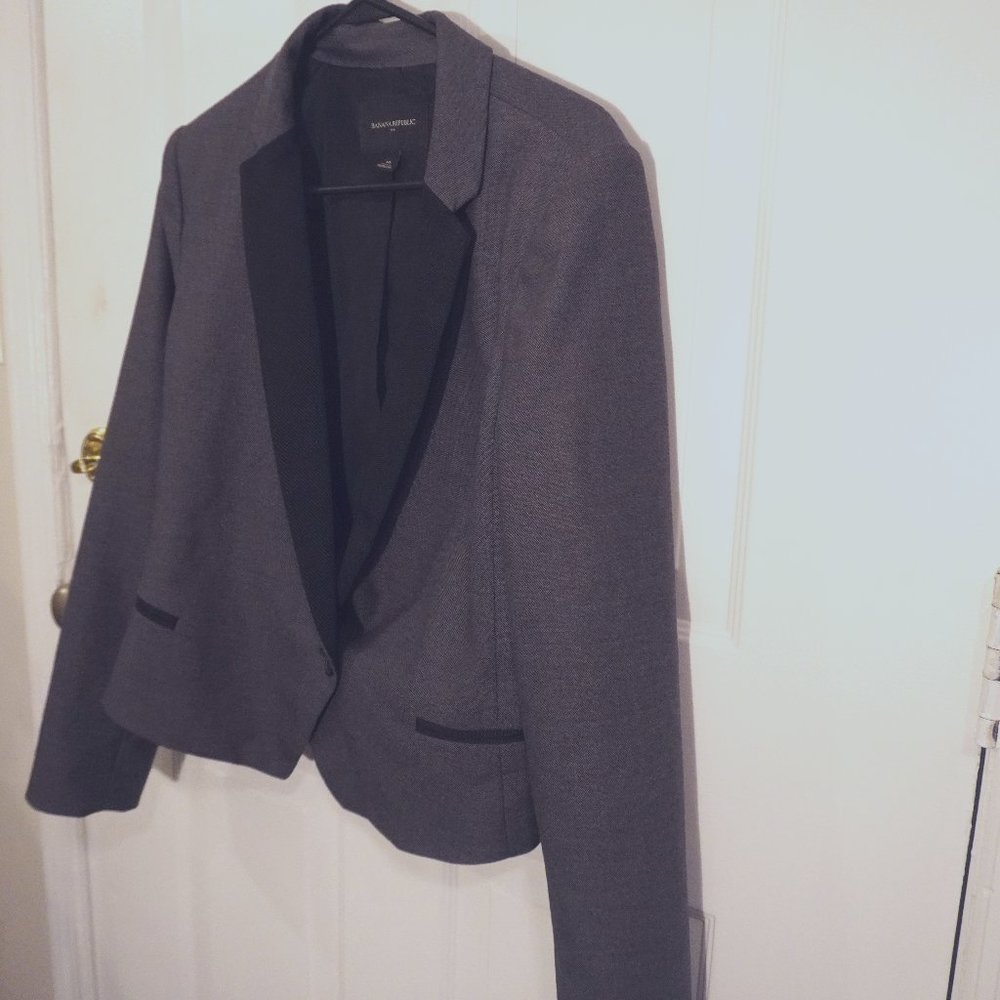 Cropped Tuxedo Style Blazer